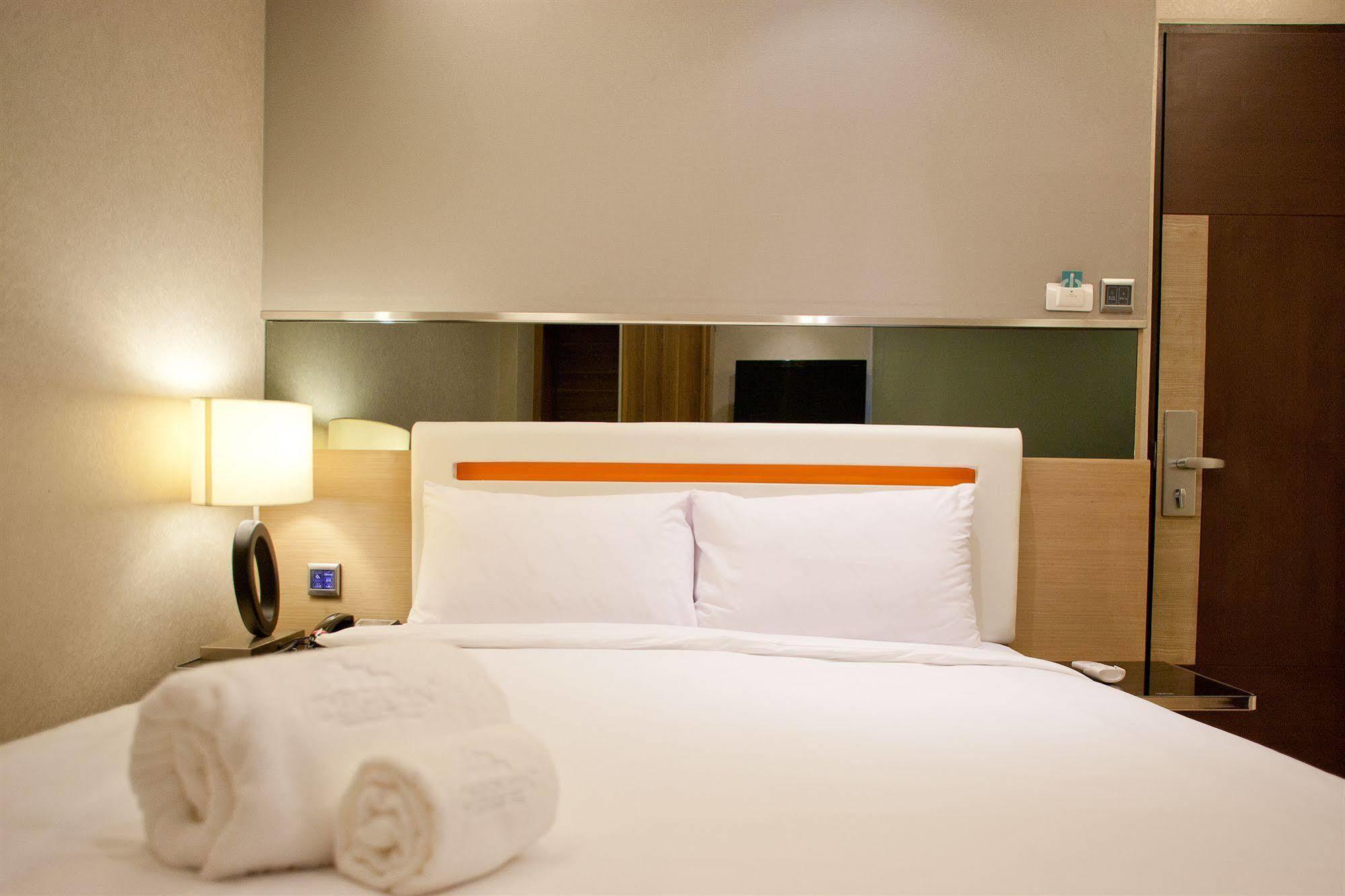Arawana Express Phromphong Hotel Bangkok Luaran gambar